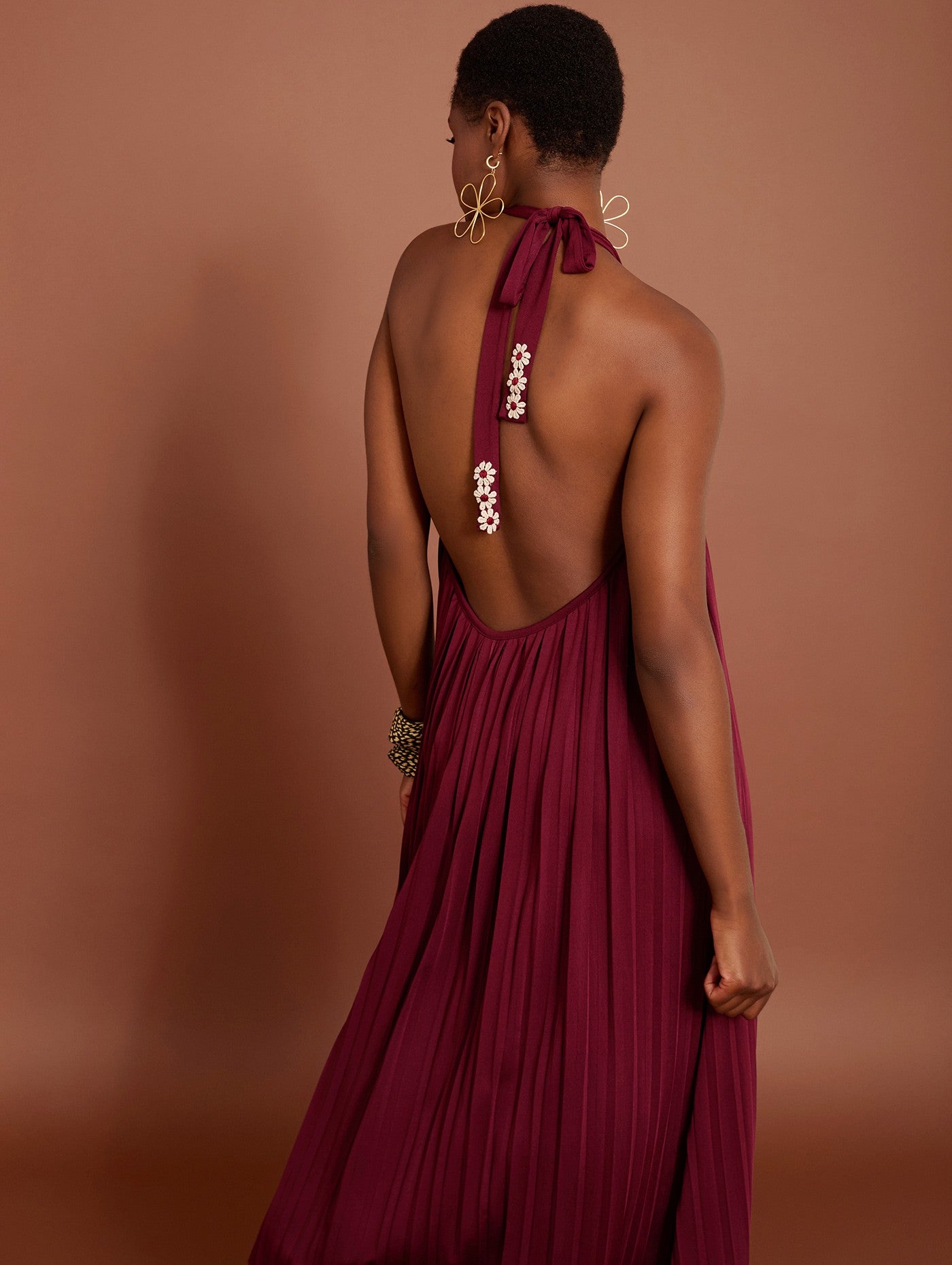 Vestido plisado atado al cuello