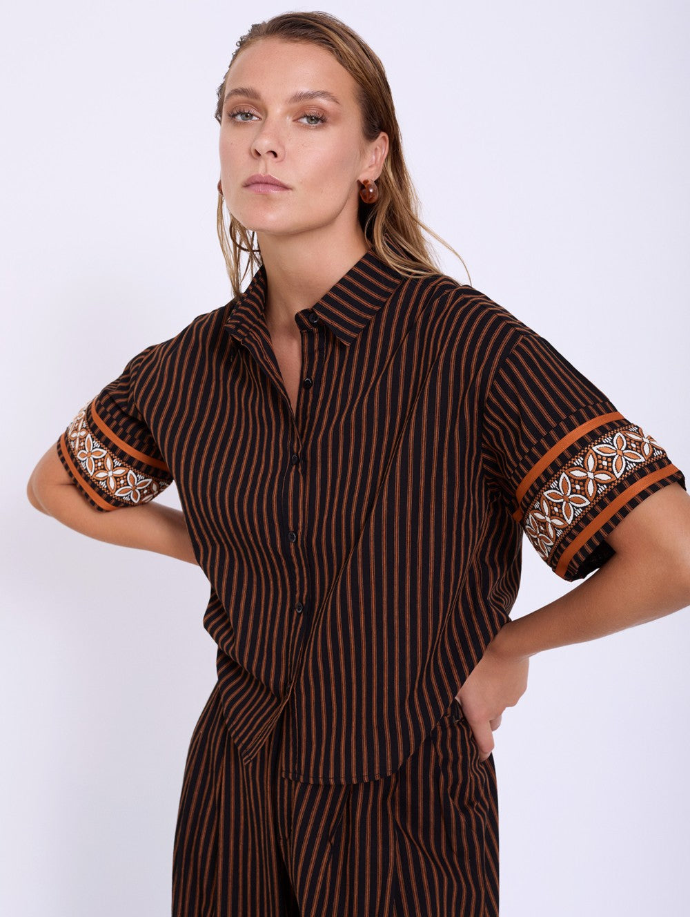 Camisa de rayas con ribete en los puños