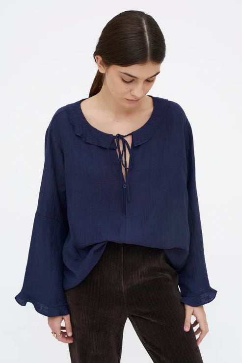 Top fluido con volantes azul