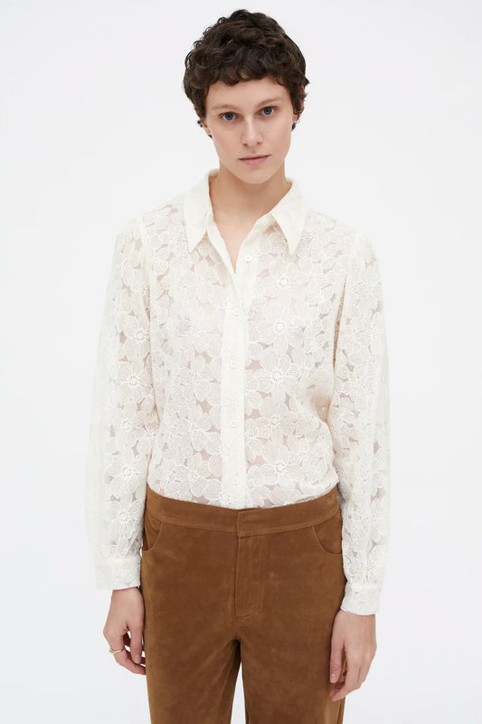 Camisa blanca con encaje floral