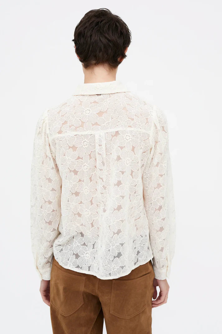 Camisa blanca con encaje floral