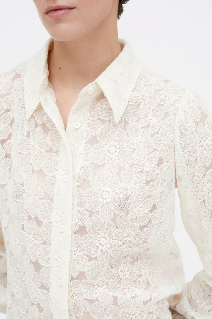 Camisa blanca con encaje floral