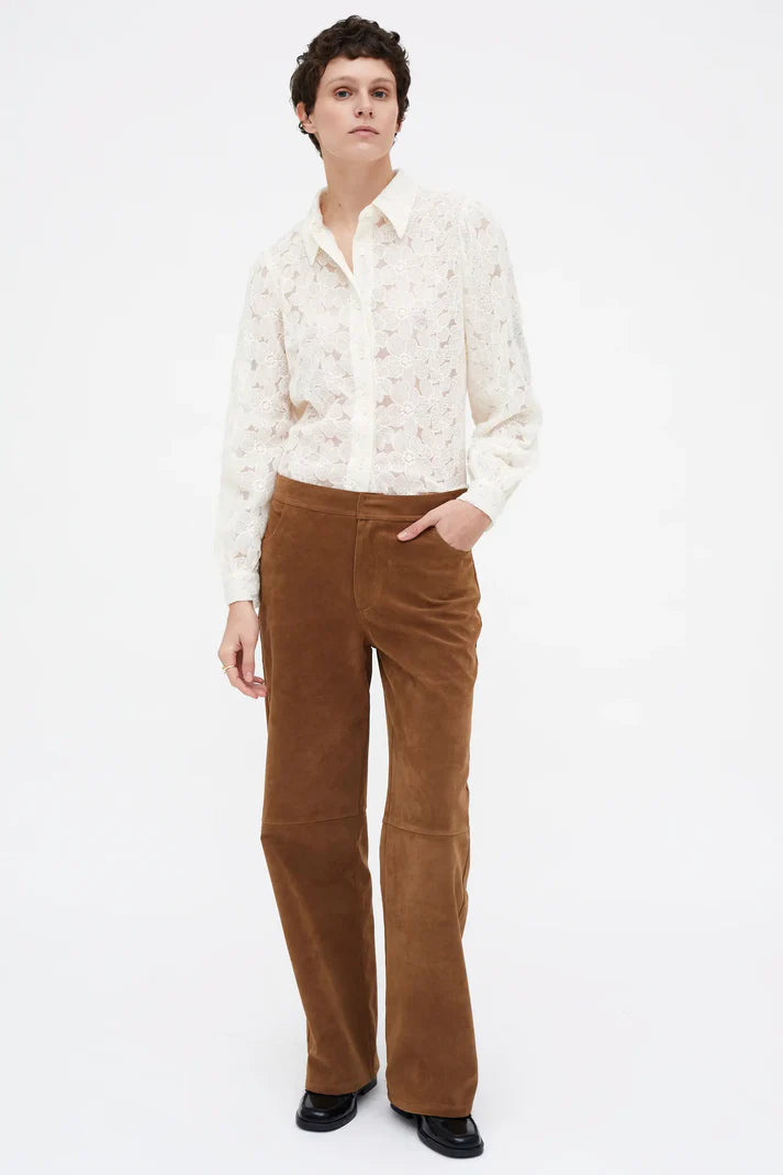 Camisa blanca con encaje floral