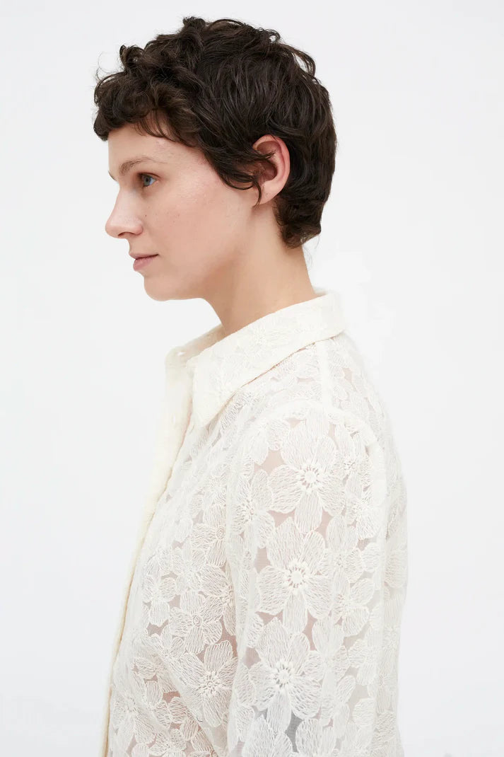 Camisa blanca con encaje floral