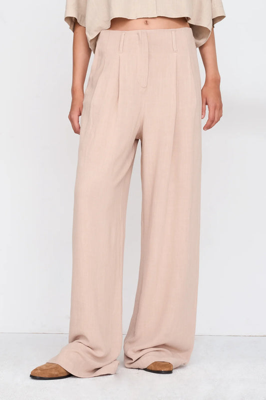 pantalón con caída beige