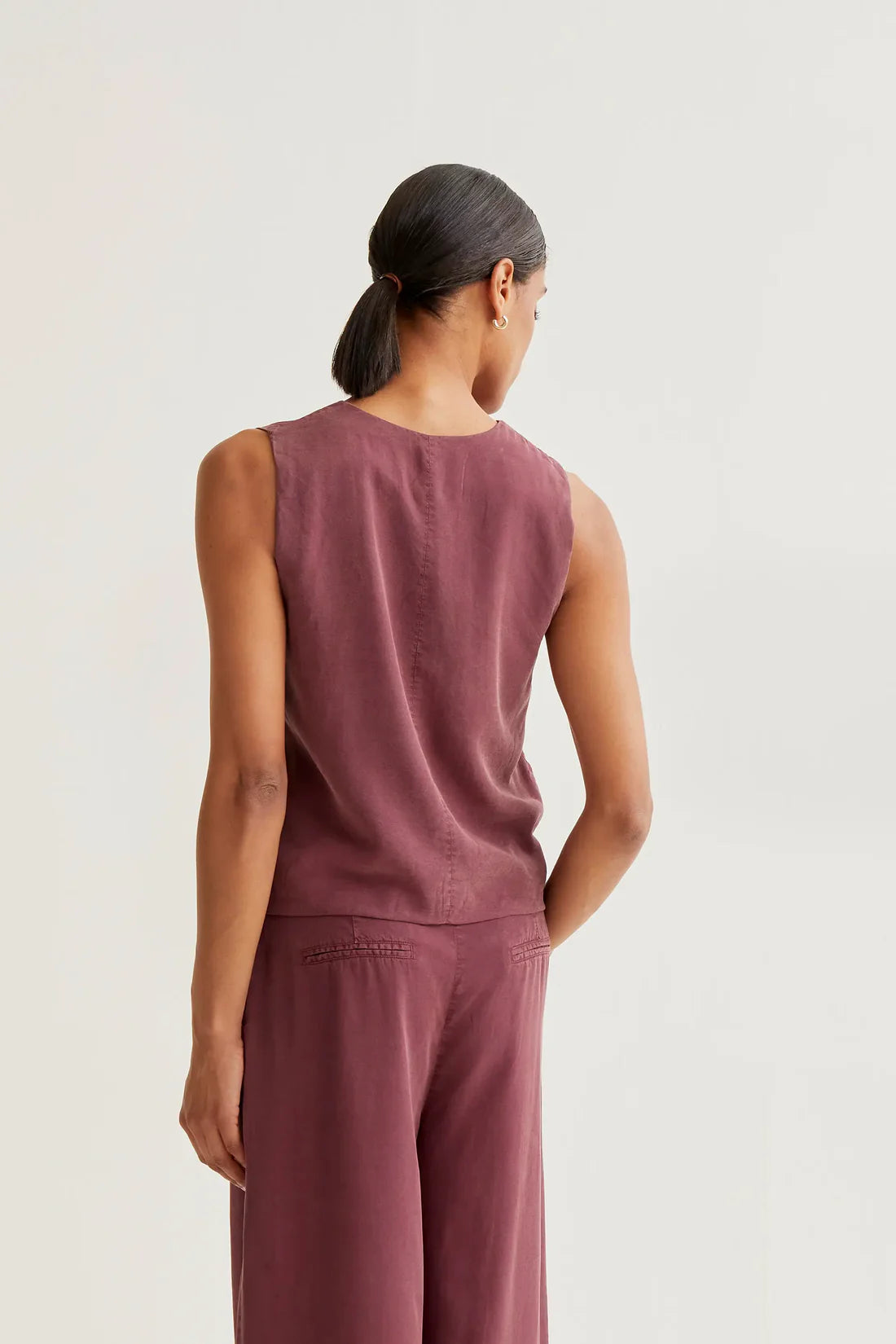 Chaleco escote pico marrón