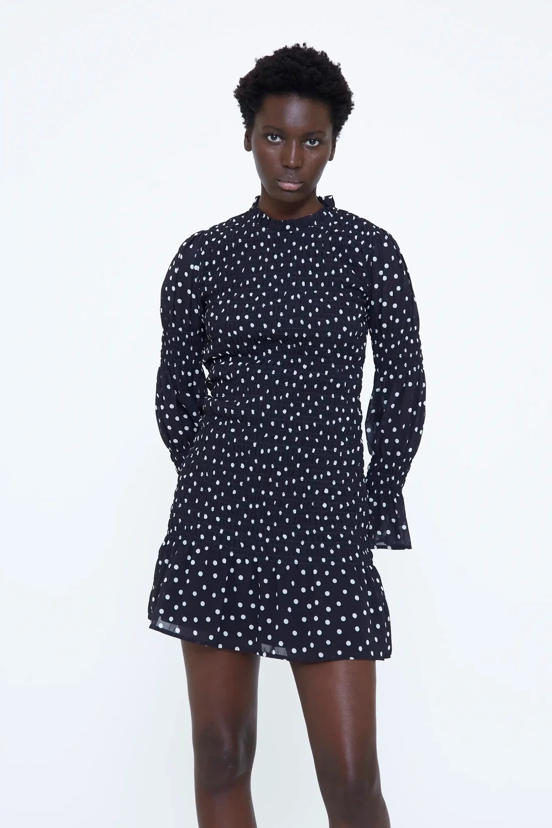 Vestido corto con estampado de puntos mini blanco y negro