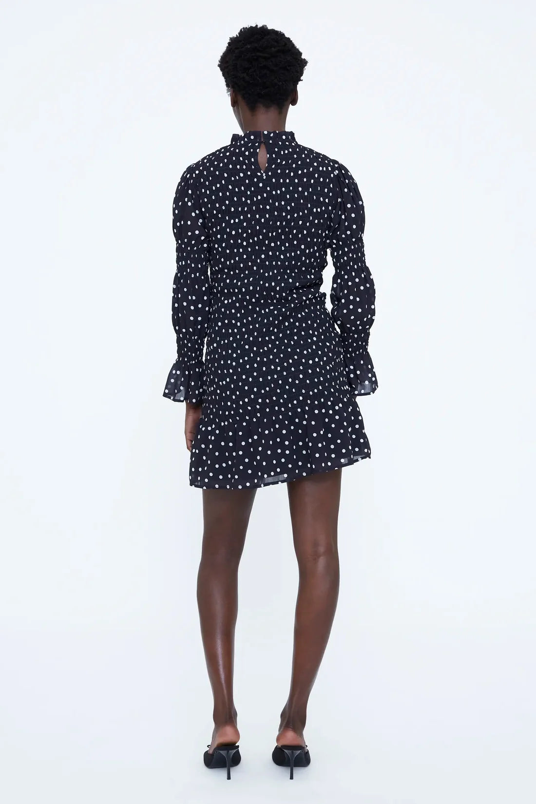 Vestido corto con estampado de puntos mini blanco y negro