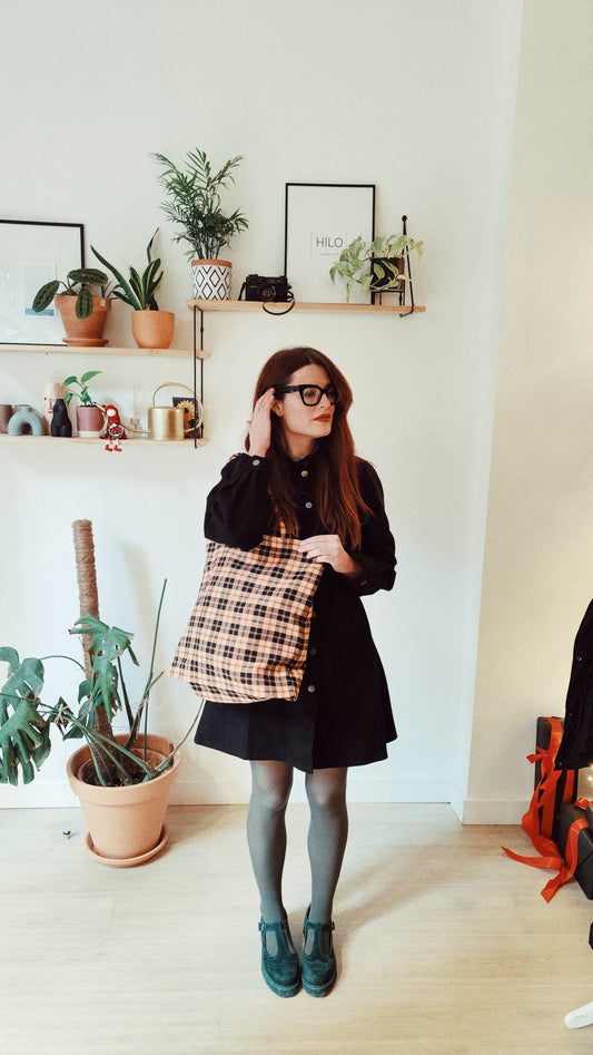 Tote melocotón y negro.