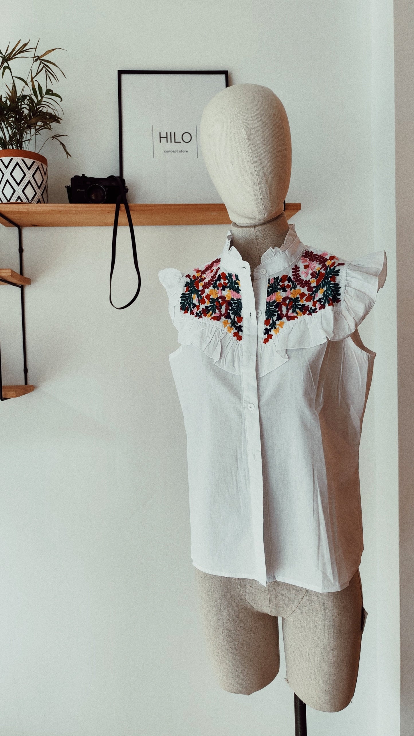 Blusa Blanca Bordado Floral Elda — Zíngara