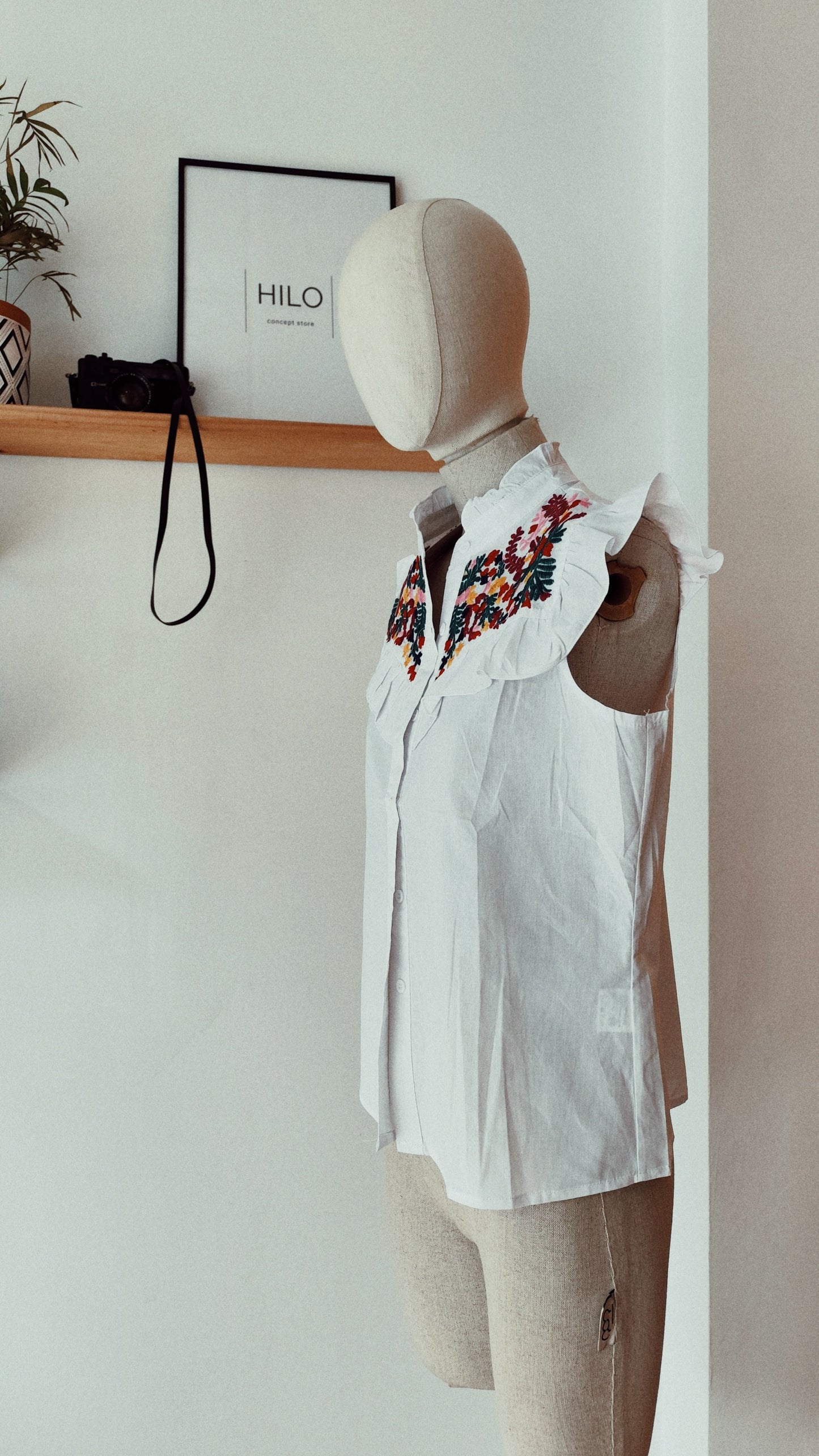 Blusa Blanca Bordado Floral Elda — Zíngara