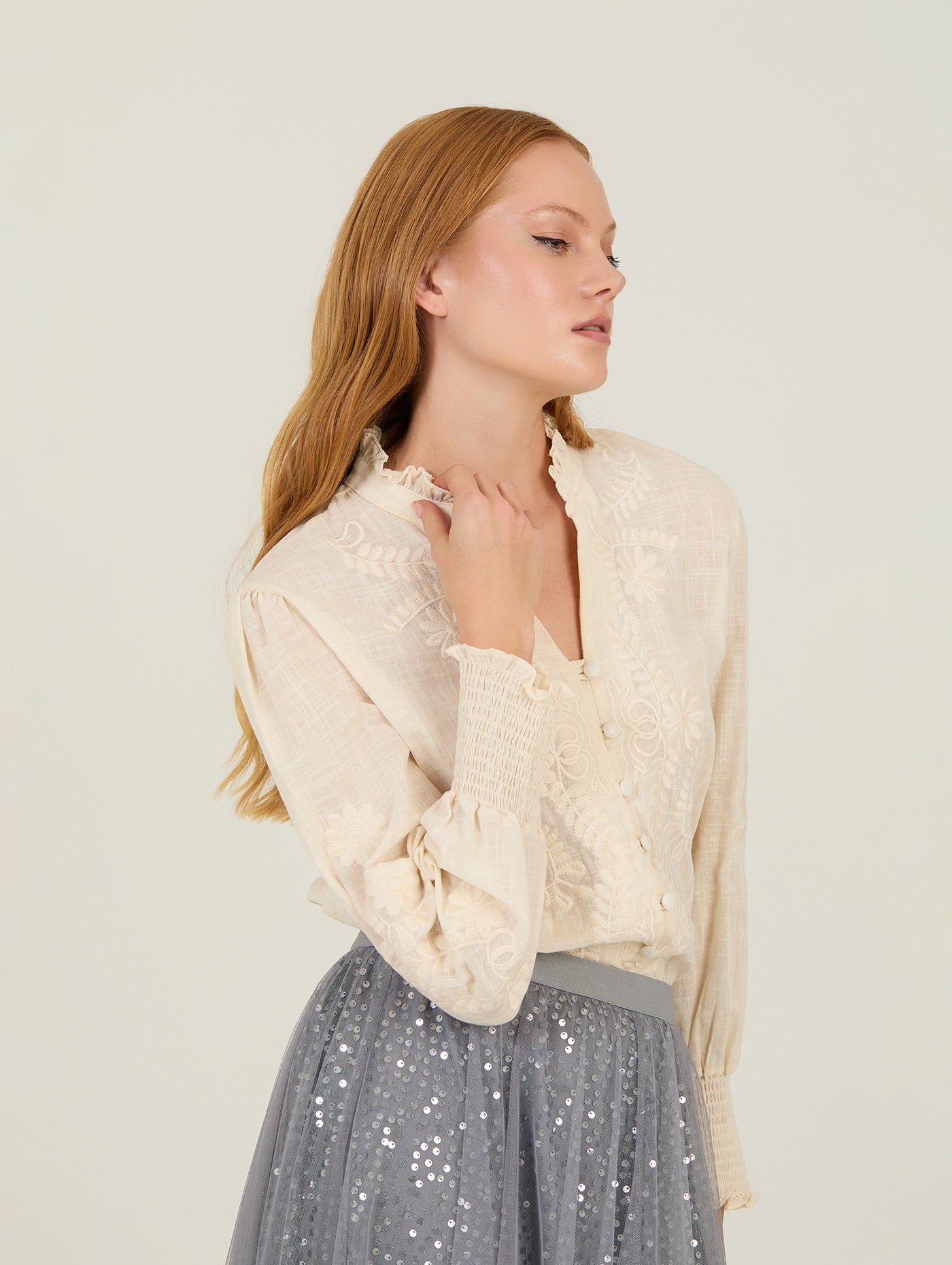 blusa con bordado al tono