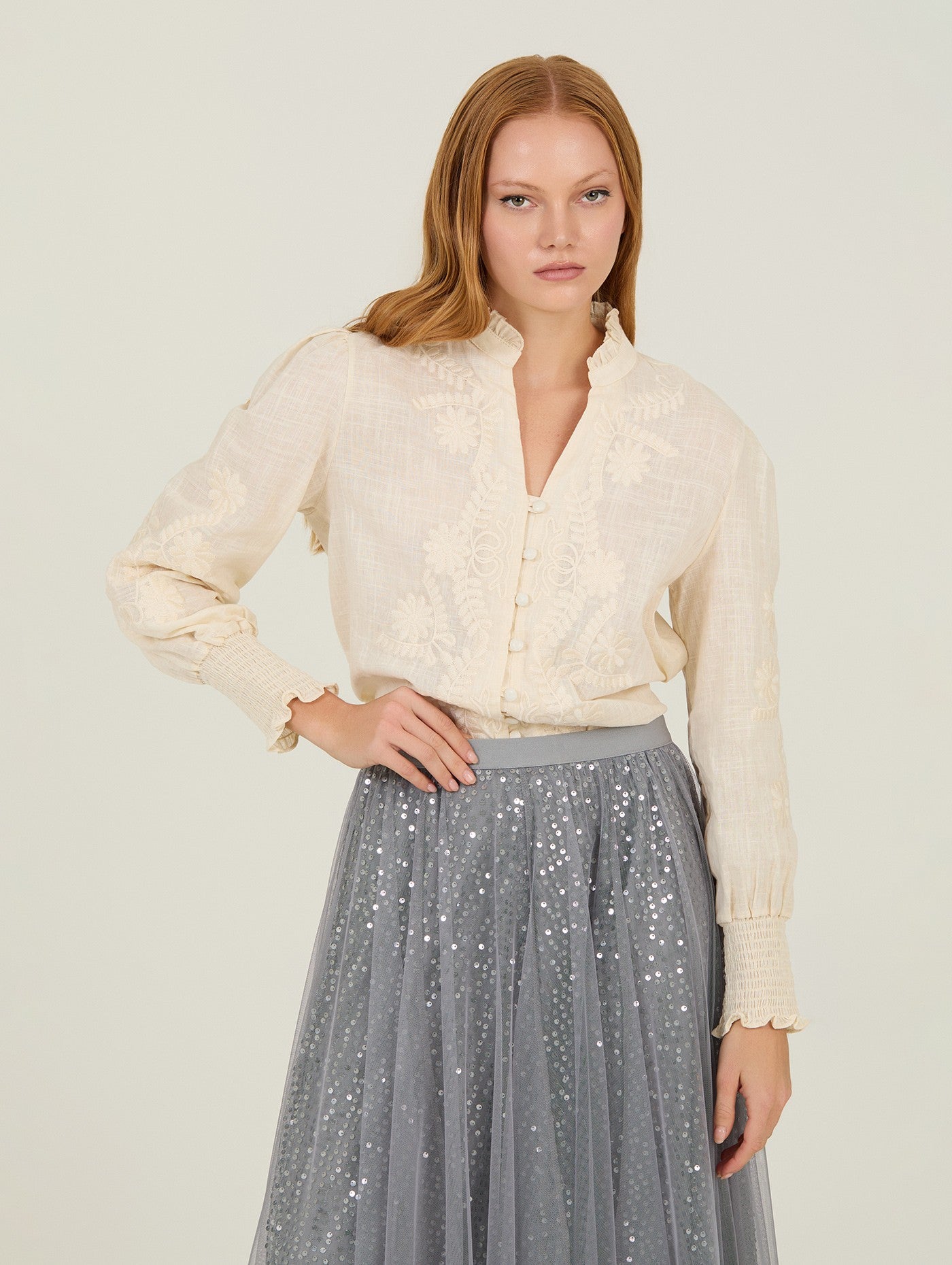 blusa con bordado al tono