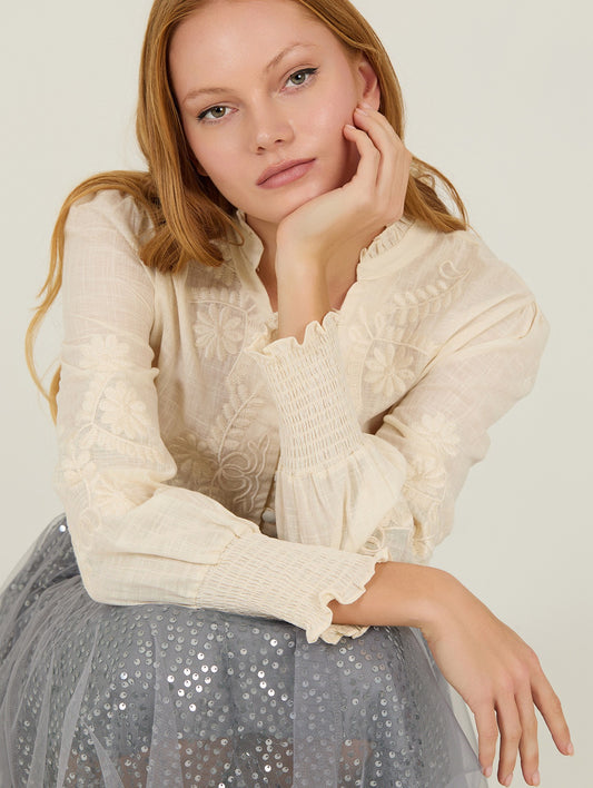 blusa con bordado al tono