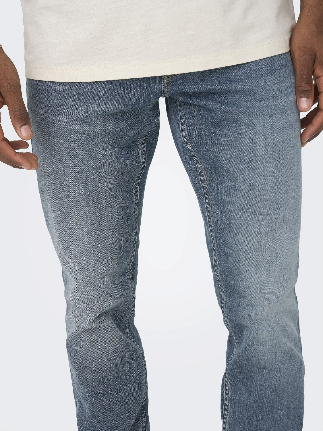 jeans azul grisaceo slim